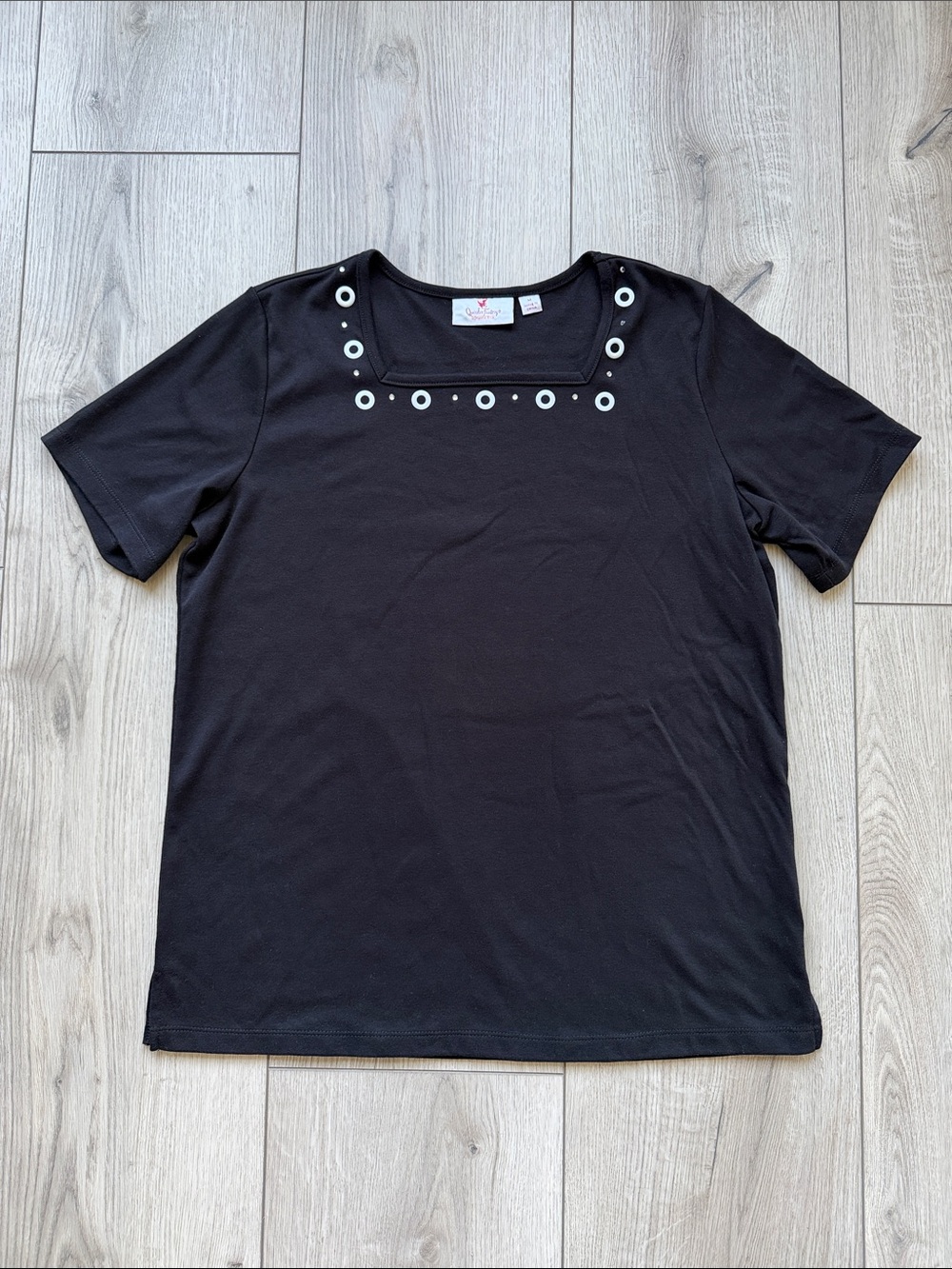 Quacker Factory Top Short Sleeve Tee Grommets Women’s Medium True Black Fall